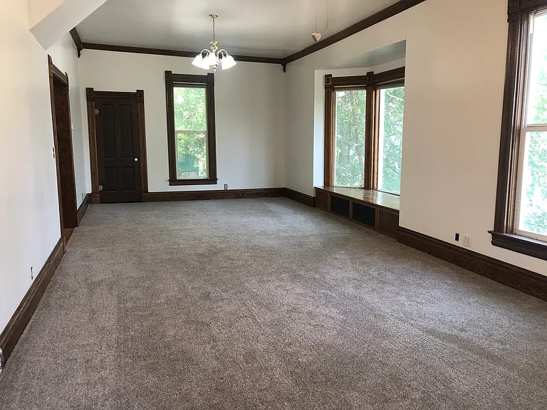 806 S Lake St — Photo 2
