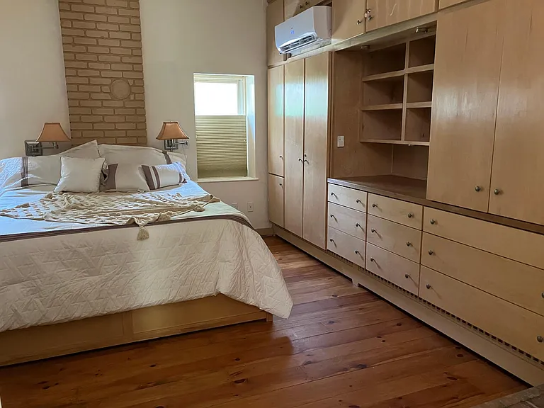 Master bedroom , king bed, built-ins