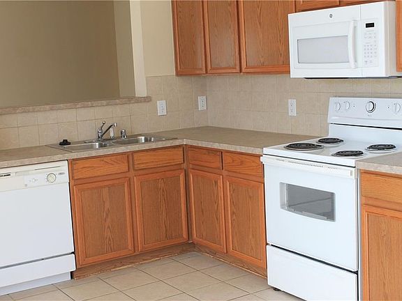 3rd image of 621 Fox Glen Dr
