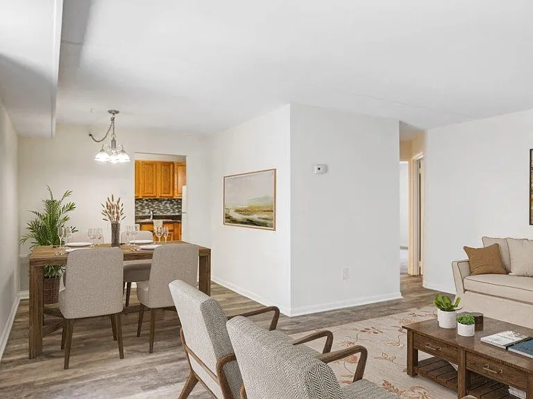 Curren Terrace Apartment Homes — Photo 4