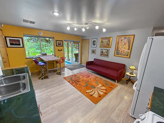 4th image of 2201 Salal Dr