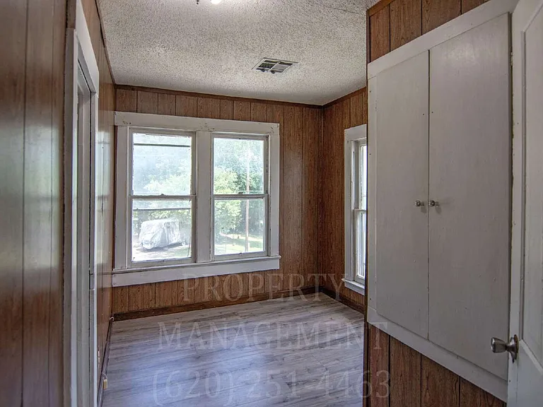 929 E Myrtle St — Photo 22