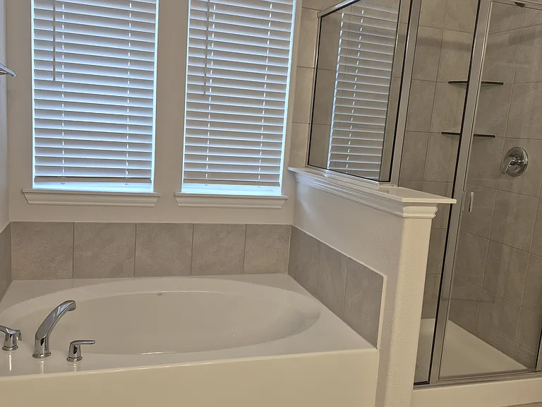 3041 Hollybrook Ln — Photo 7