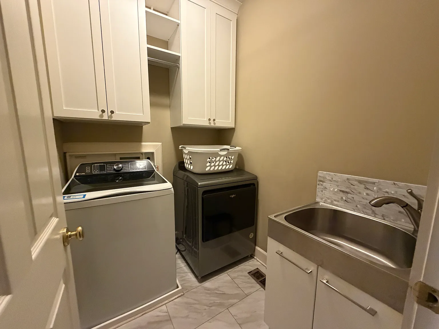 3 bed, 3.5 bath, 2768 sqft, $3,600 — Photo 4