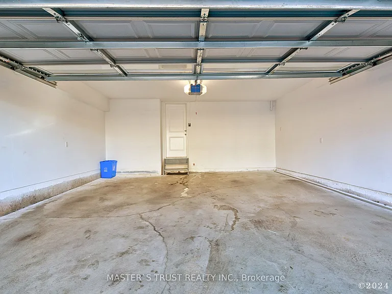 2501 Littlefield Cres — Photo 31