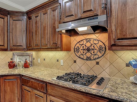 4th image of 1401 Lexington Dr