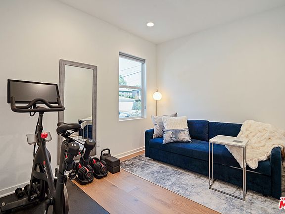 4th image of 4815 1/2 Craner Ave
