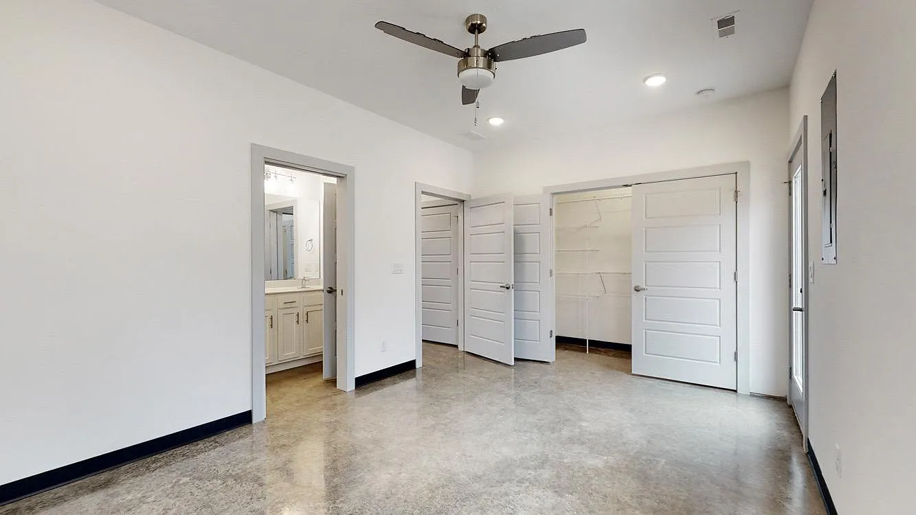10911 Thompson Ln — Photo 1