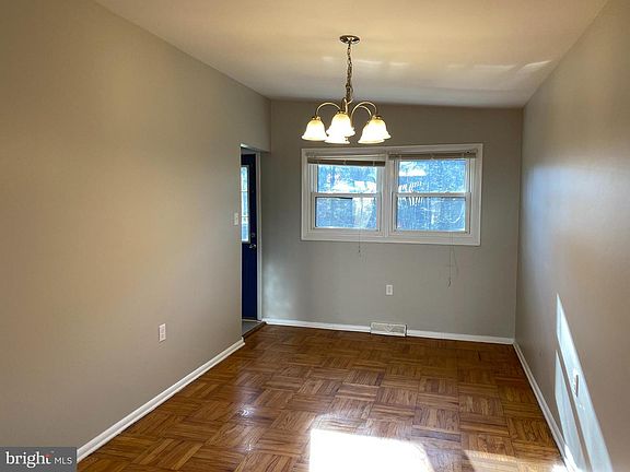 5th image of 214 Woodgreen Ct