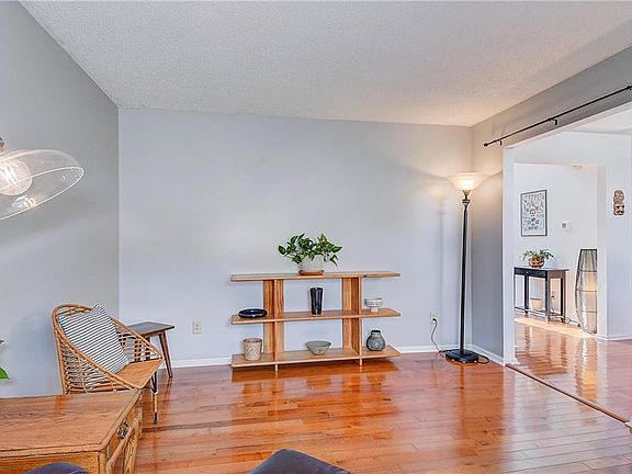 5th image of 1324 Creekview Dr