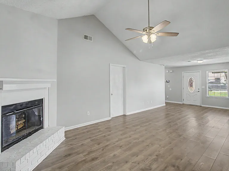 703 Woods Ct — Photo 7