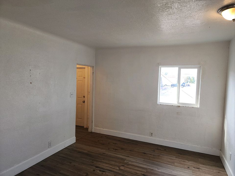 1st image of 20 NE Main St #16475927