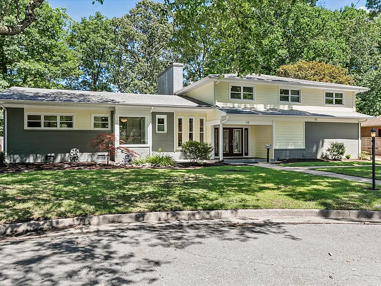 112 Leslie Dr — Photo 2