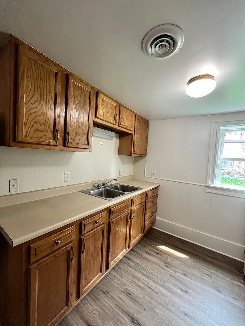 119 W Market St — Photo 2