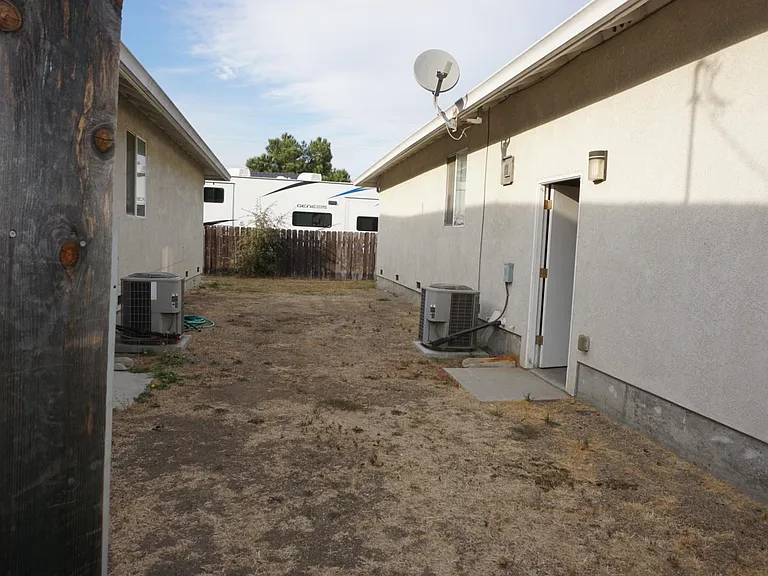 1914 S Sinclair Ave — Photo 3