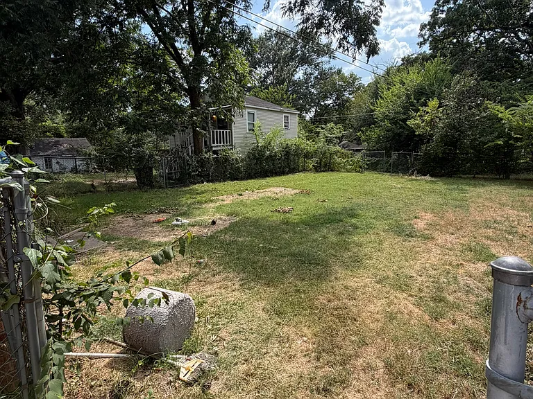 2123 Maple St — Photo 3