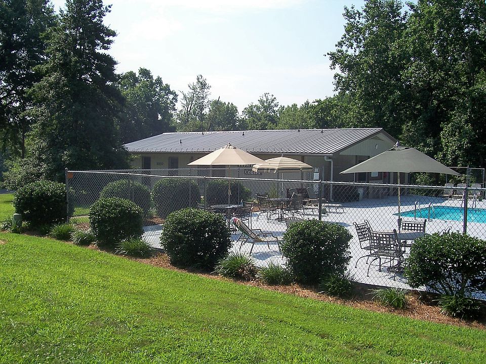 Pool & Clubhouse