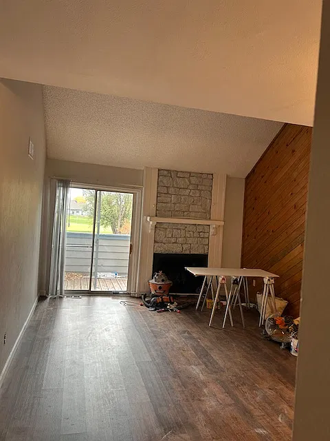 2401 S Worchester Ct — Photo 3
