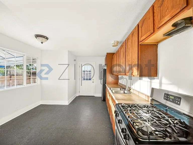 12077 Sand Ave — Photo 7