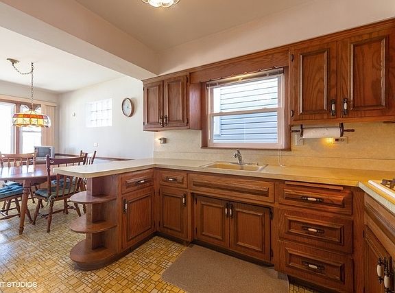 4th image of 3639 N Nordica Ave
