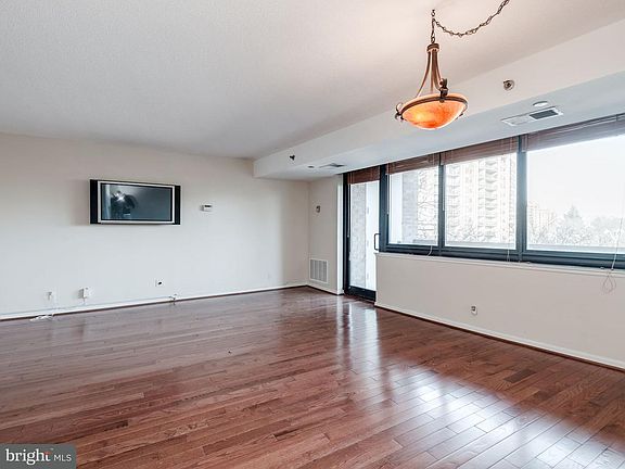 3rd image of 1805 Crystal Dr APT 311S
