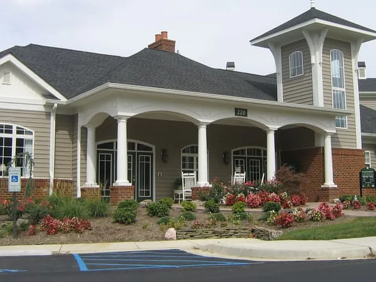 Eagle Harbor Apartments — Photo 9