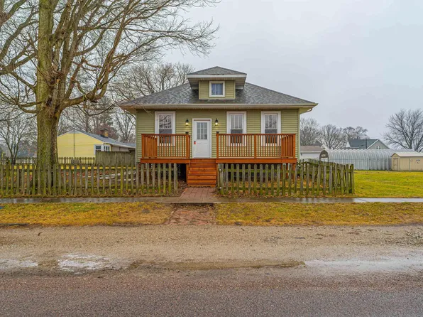 113 North St, Emden, IL 62635