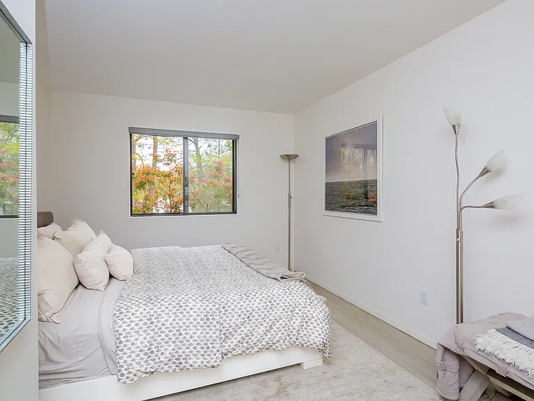 15 Jonathan Dr — Photo 10