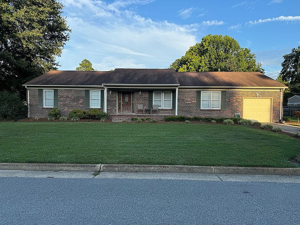 1st image of 26 Carriage Hill Dr