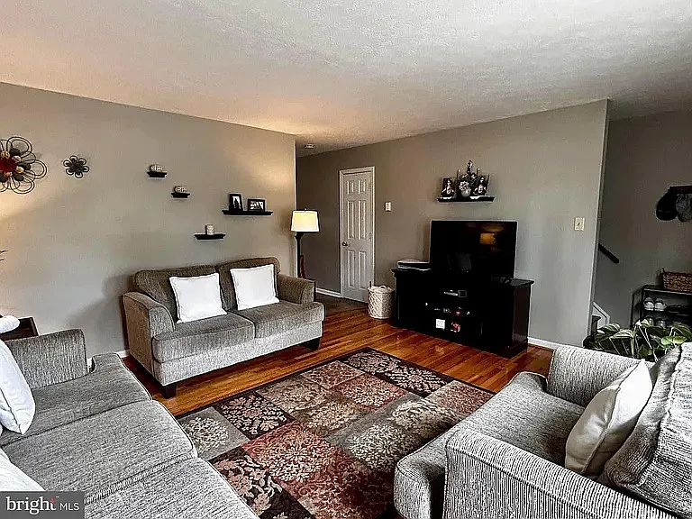 3 bed, 1.5 bath, 1200 sqft, $1,900 — Photo 2