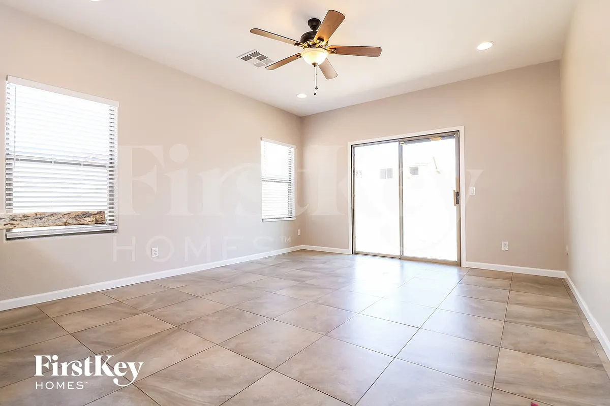Building Photo - 1127 S 220th Dr