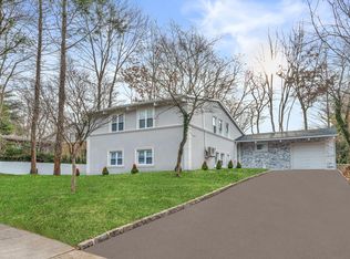 15 Sagamore Rd, East Norwich, NY 11732