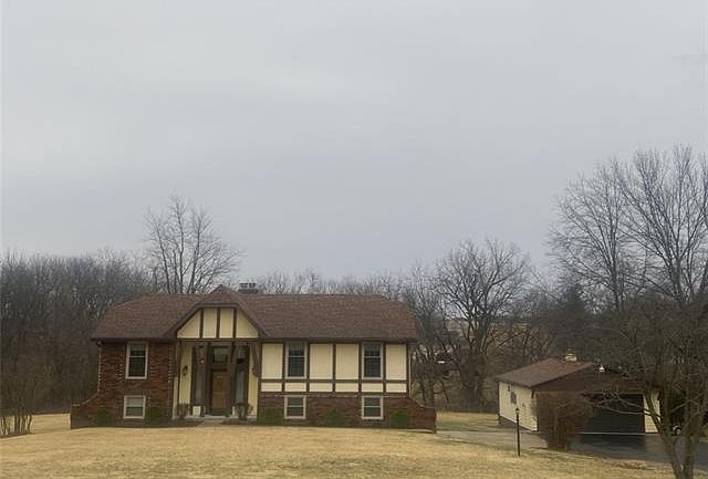 1st image of 4 Hillcrest Dr