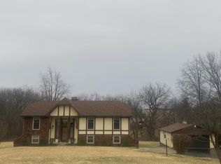 4 Hillcrest Dr, Saint Joseph, MO 64507