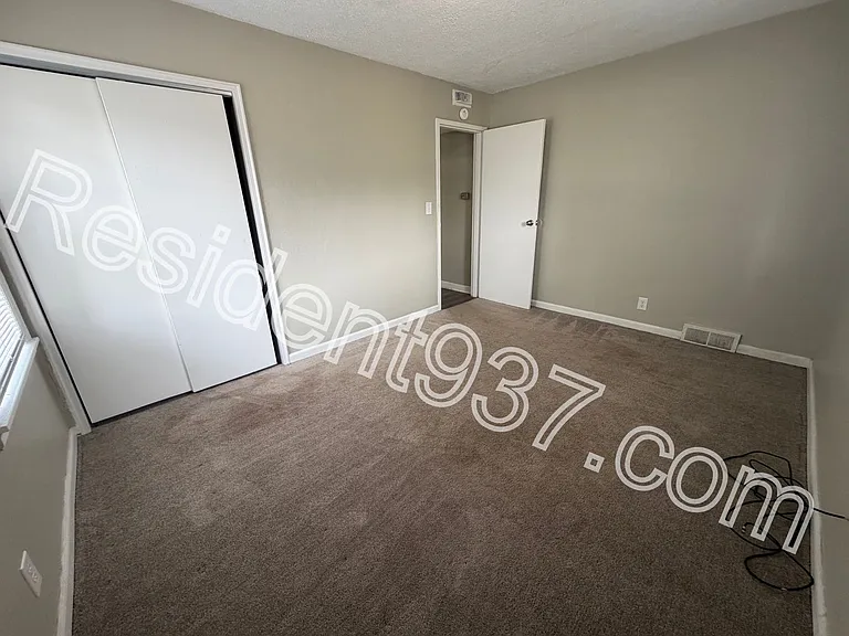 1047 Blakley Dr — Photo 12