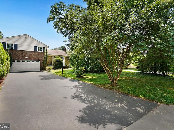 2nd image of 5704 Greentree Rd