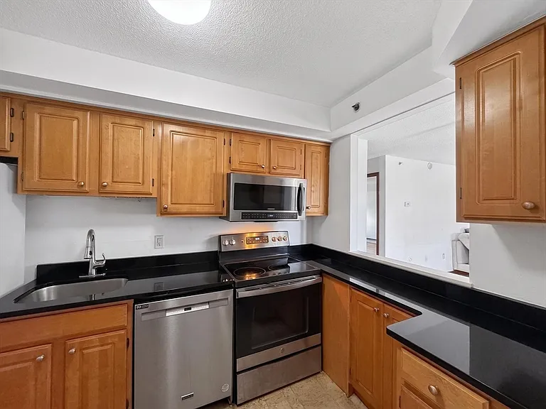 1025 Hancock St #8C — Photo 3