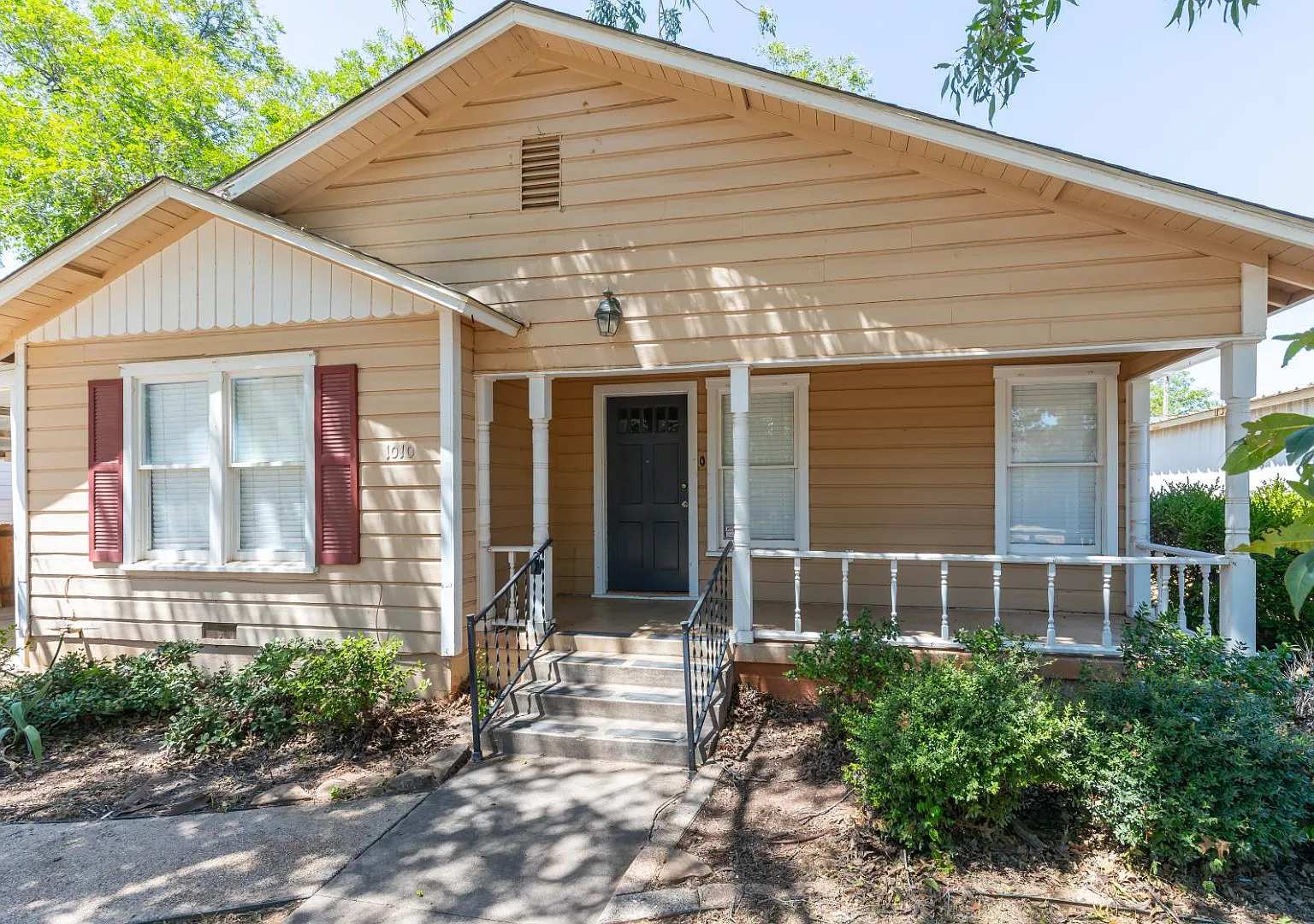 1010 Albany St — Photo 2