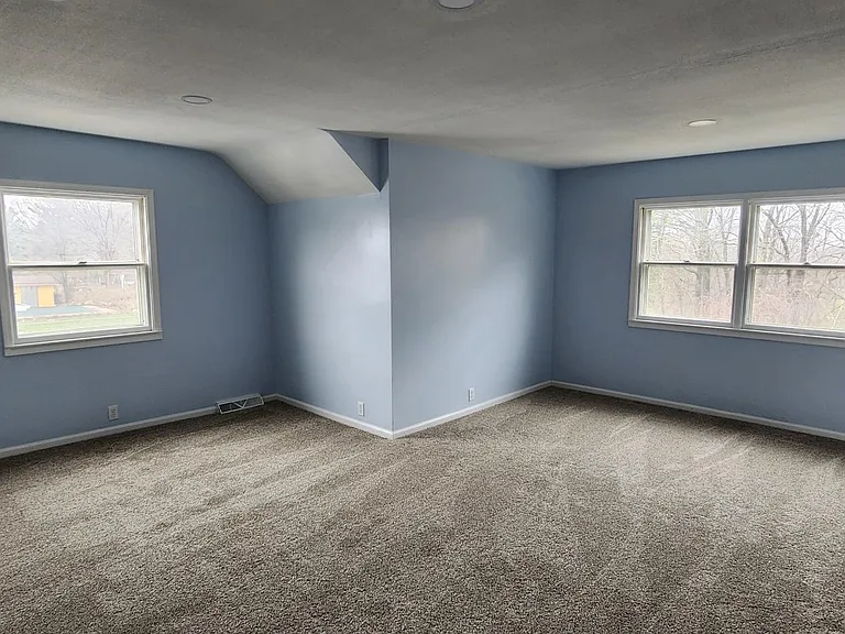 The main bedroom upstairs is full of light. Very spacious with its own bathroom and walk in closet