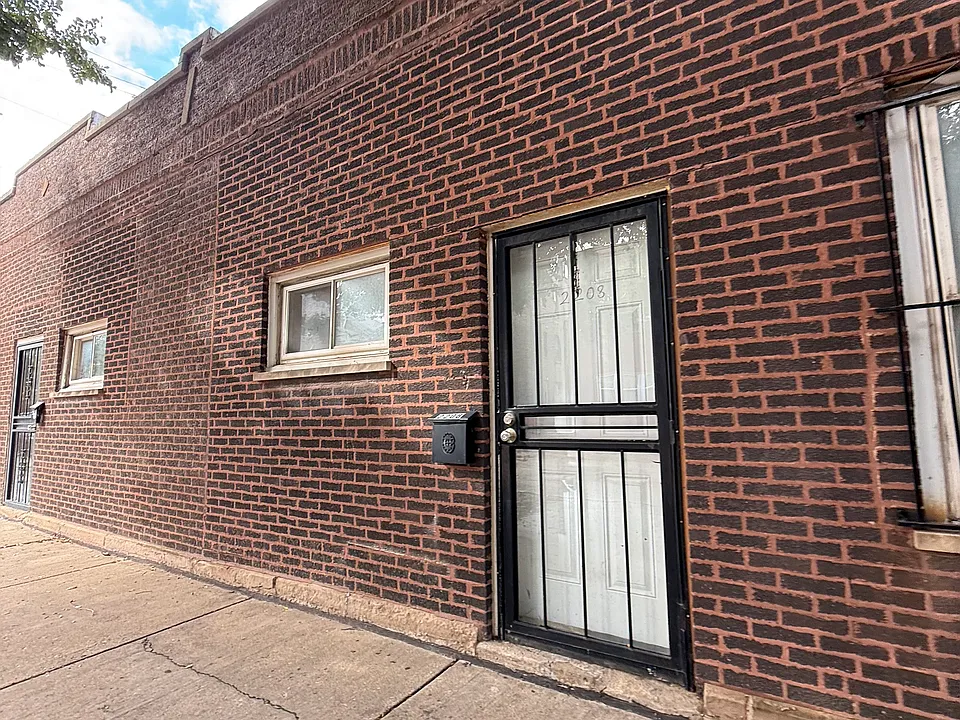 2324 S Leavitt St #1