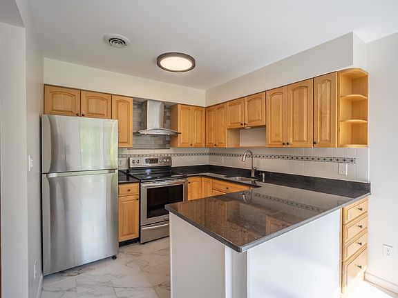2nd image of 31 Pond Dr W