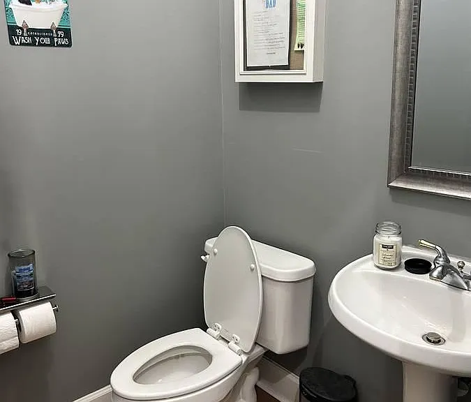 1/2 bath on entry level.