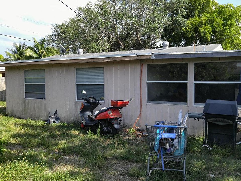 2nd image of 111 NE 17th Ct