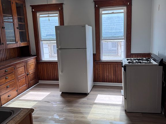 4th image of 156 Goembel Ave