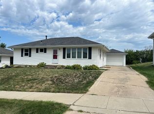 331 31st St NW, Cedar Rapids, IA 52405