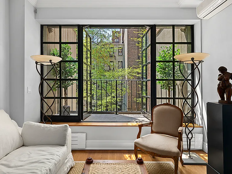 320 E 55th St #TOWNHOUSE — Photo 2