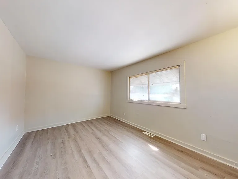 6904 Lorain Ave — Photo 9
