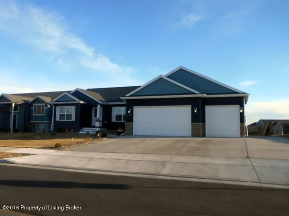 2888 Prairie Oak Dr, Dickinson, ND 58601