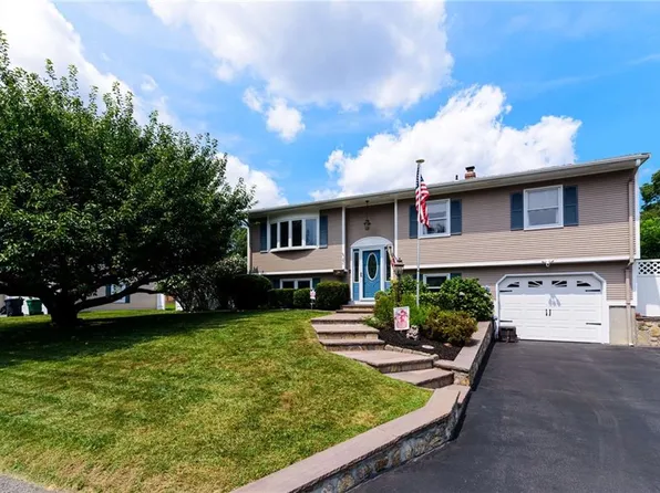 43 Crescendo Dr, Warwick, RI 02889