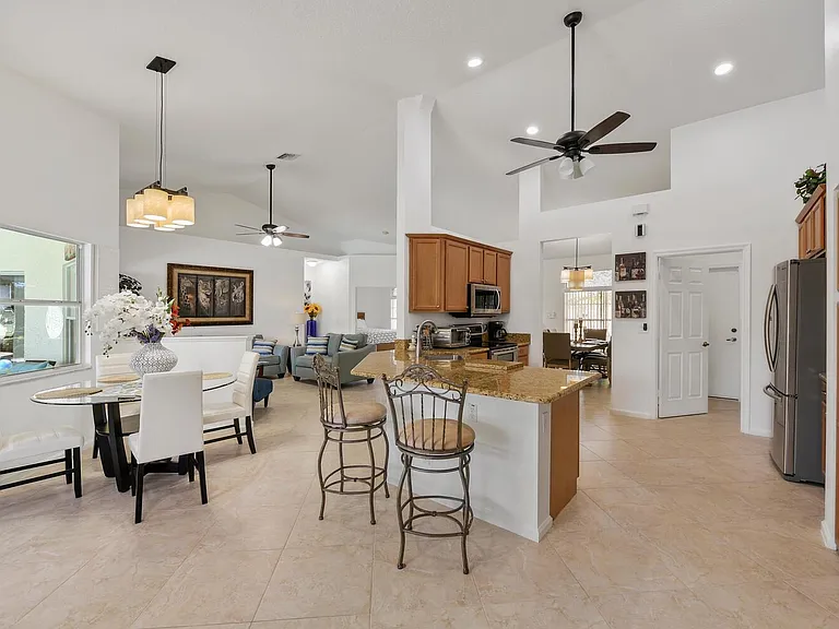 1935 Primrose Ln — Photo 8